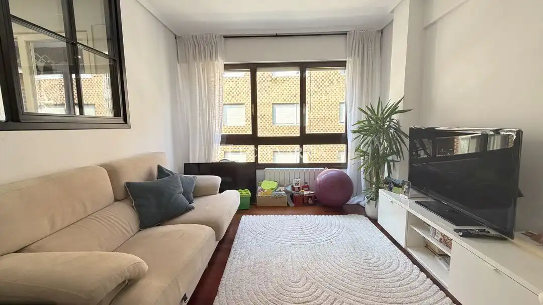 Sala d'estar de Dúplex en venda en Getxo  amb Calefacció i Traster