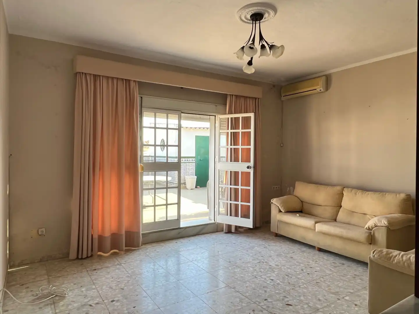 Sala d'estar de Casa adosada en venda en Bollullos de la Mitación amb Terrassa