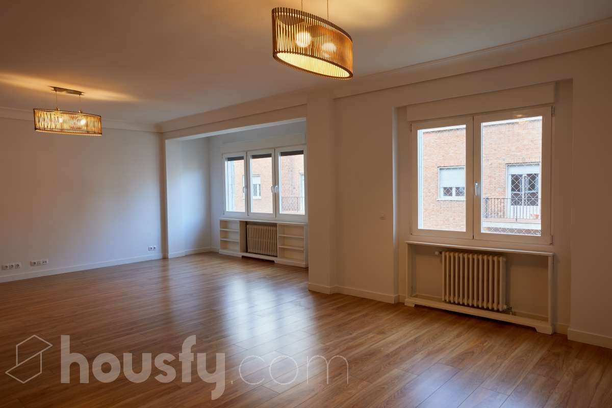 Living room of Flat to rent in  Madrid Capital  with Air Conditioner, Heating and Parquet flooring