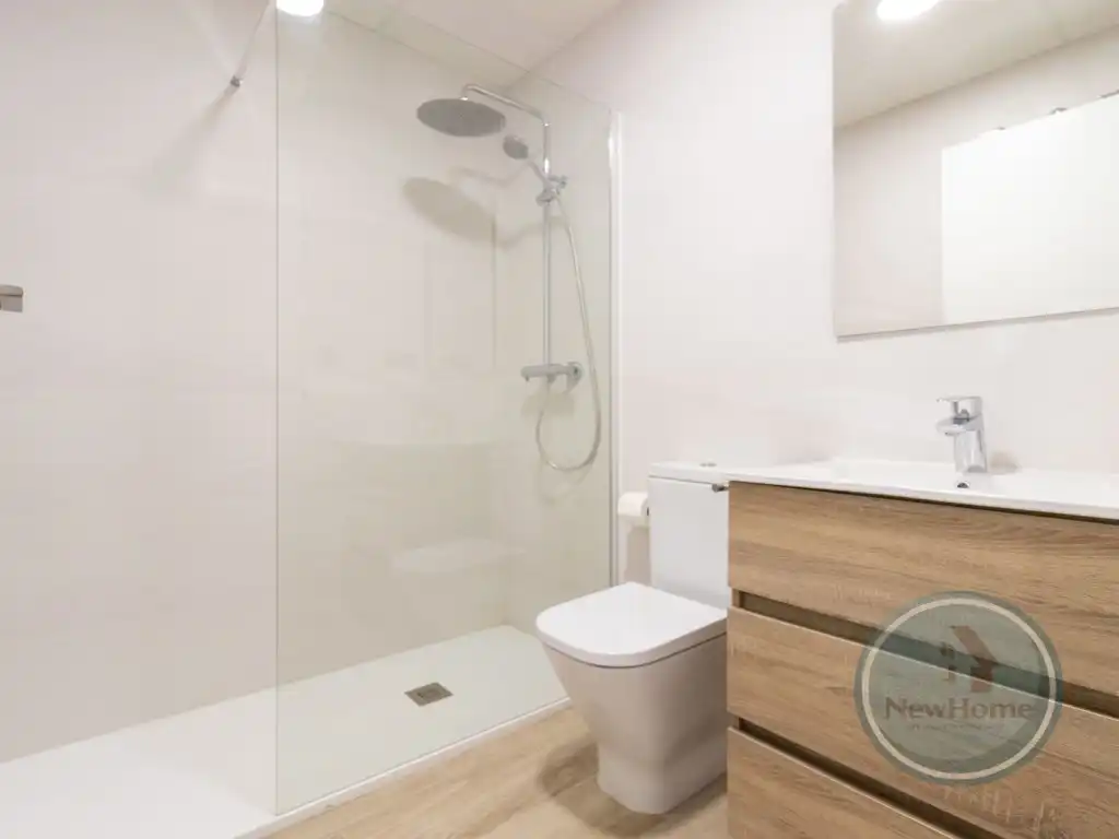 Baño de Piso de alquiler en Elche / Elx con Aire acondicionado, Terraza y Piscina comunitaria