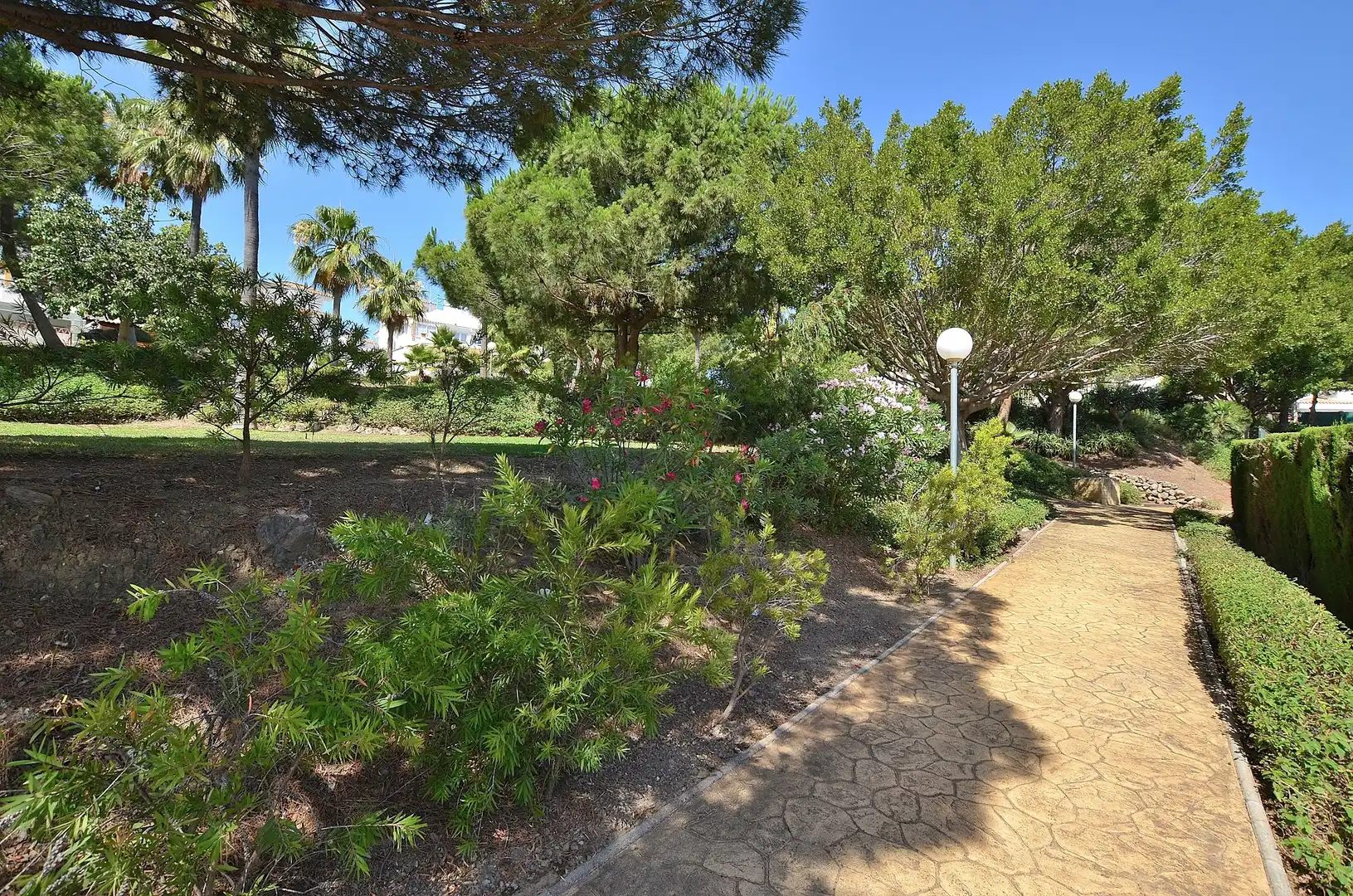 Jardí de Casa adosada en venda en Benalmádena amb Aire condicionat, Terrassa i Forn