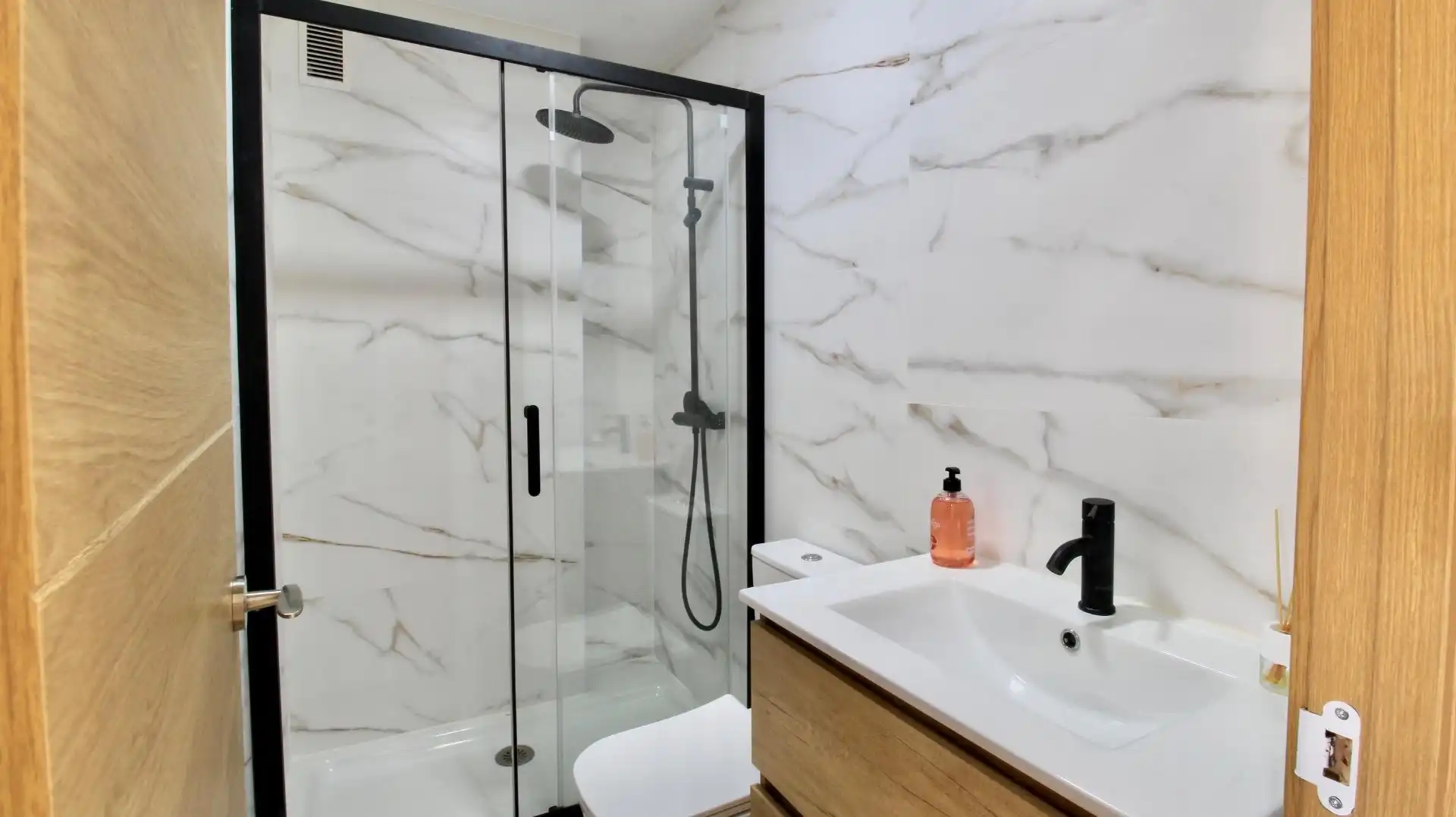 Baño de Piso en venta en Roquetas de Mar con Jardín privado, Terraza y Piscina comunitaria