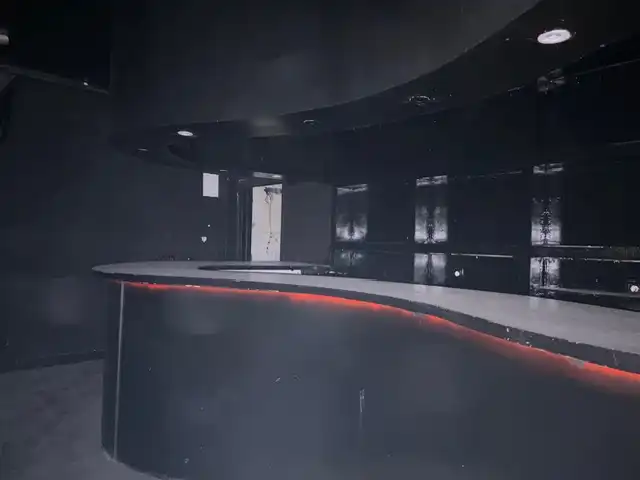 Local comercial en venda a Avenida del General Perón, imagen 4