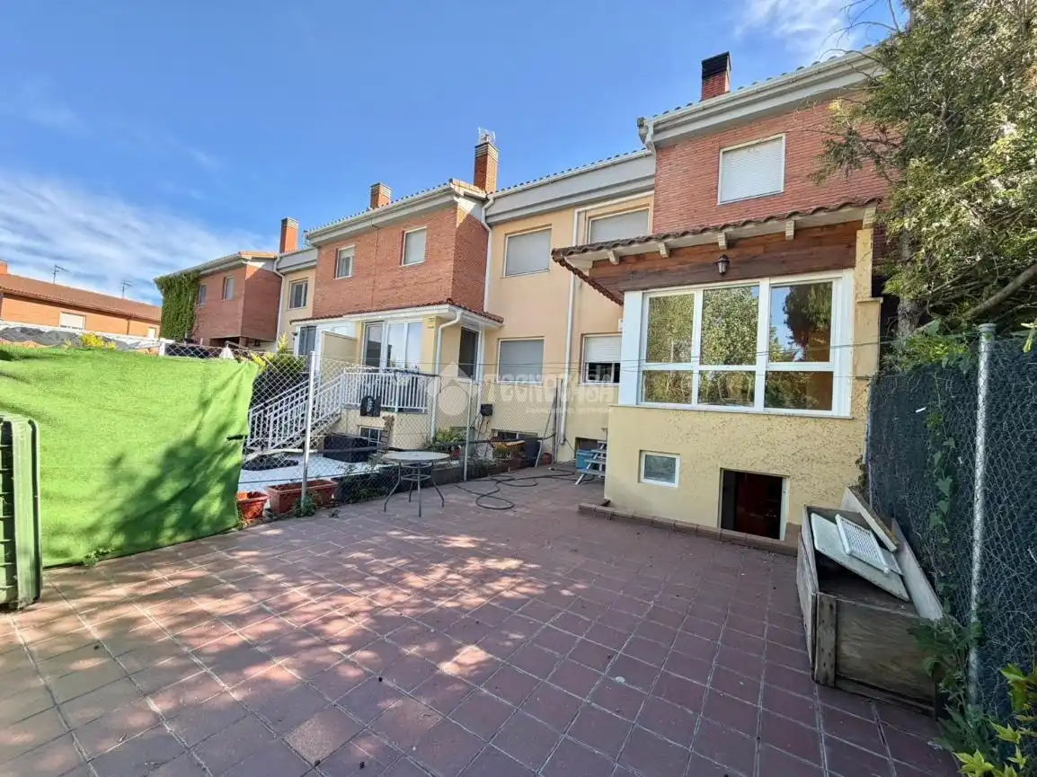Jardín de Casa adosada en venta en Fuensaldaña con Aire acondicionado y Alarma