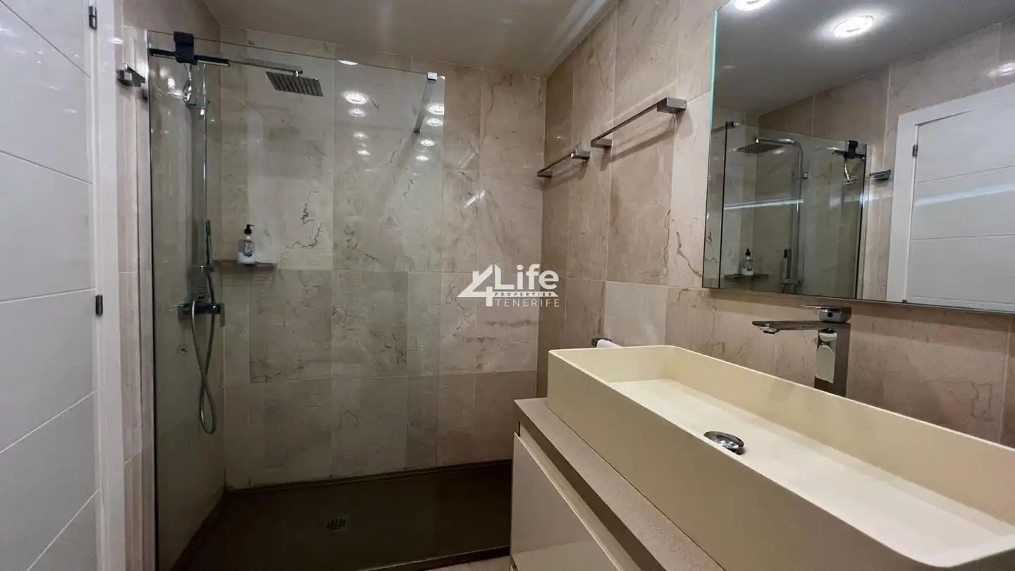 Badezimmer von Erdgeschoss zum Verkauf in Adeje mit Klimaanlage, Terrasse und Möbliert