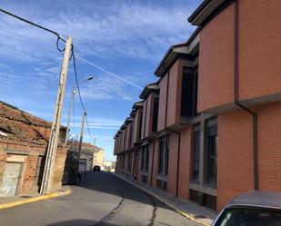 Vista exterior de Àtic en venda en La Lastrilla  amb Aire condicionat, Terrassa i Piscina