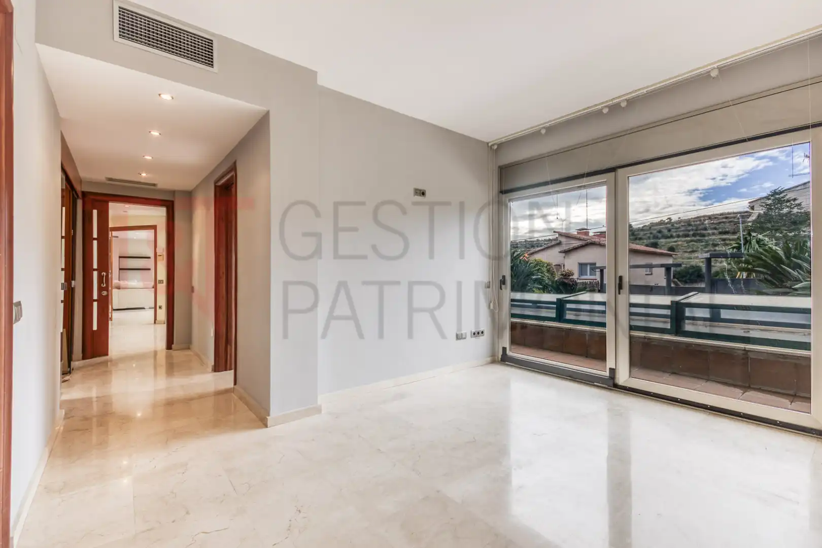 Sala d'estar de Casa o xalet en venda en Alella amb Aire condicionat, Calefacció i Jardí privat