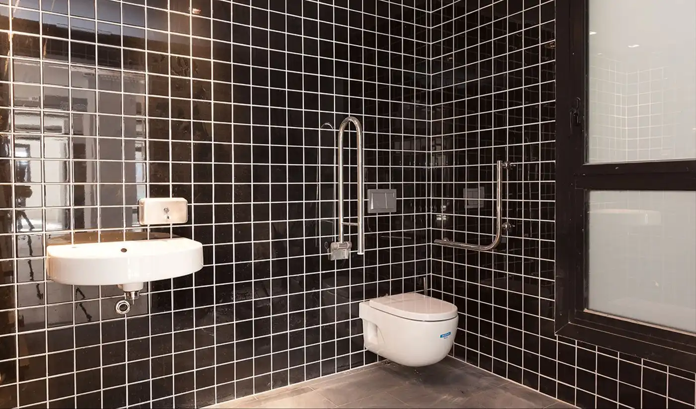 Badezimmer von Büro zur Miete in Barcelona mit Klimaanlage