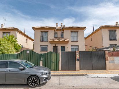 Vista exterior de Casa adosada en venda en Jun amb Terrassa i Balcó