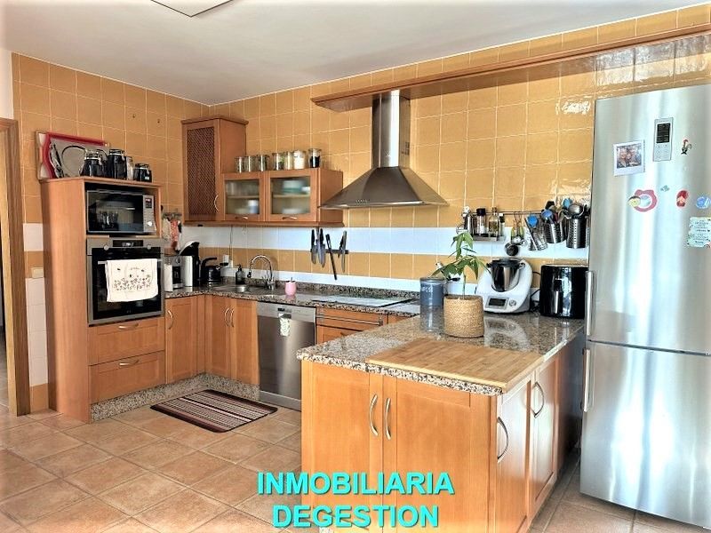 Cuina de Casa o xalet en venda en Linares amb Aire condicionat, Calefacció i Jardí privat