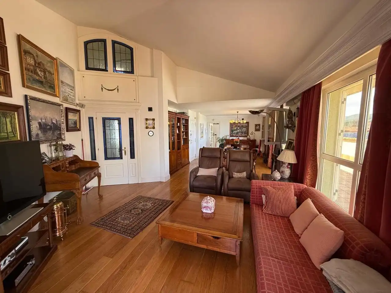 Sala de estar de Ático en venta en Castro-Urdiales con Calefacción, Parquet y Terraza