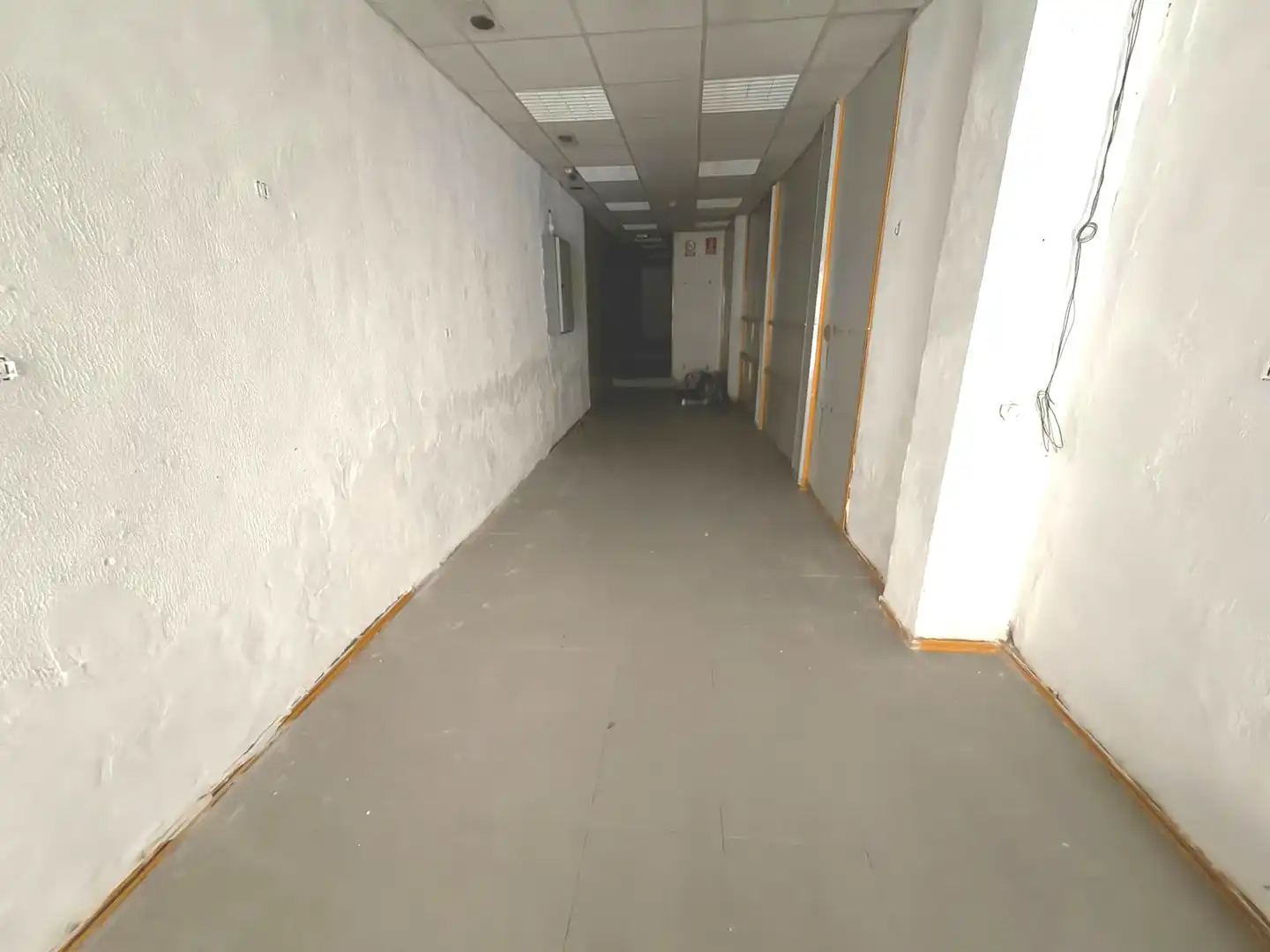 Local comercial de lloguer a Calle Canales