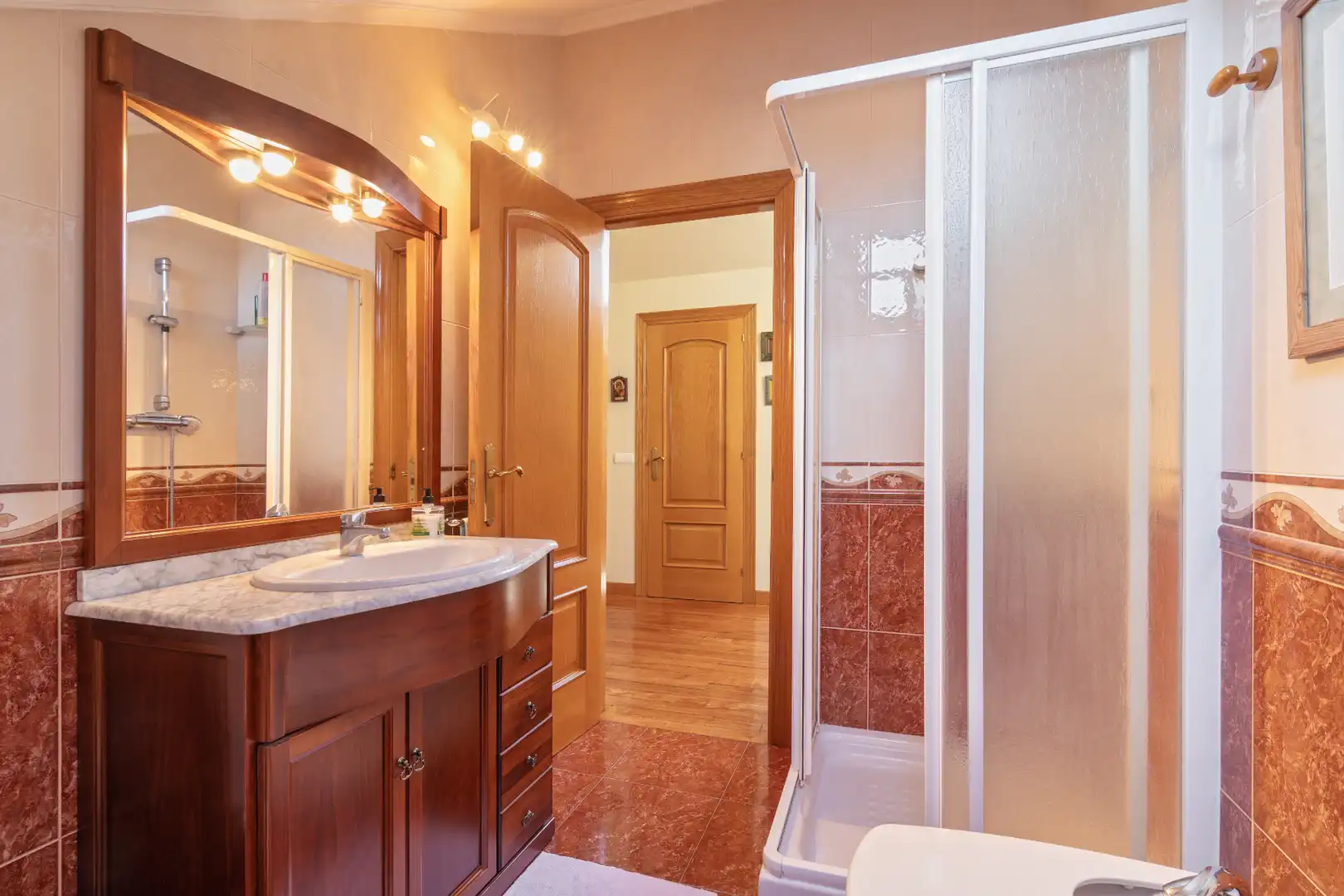 Bathroom of Houses for sale in Oviedo   with Heating, Private garden and Parquet flooring