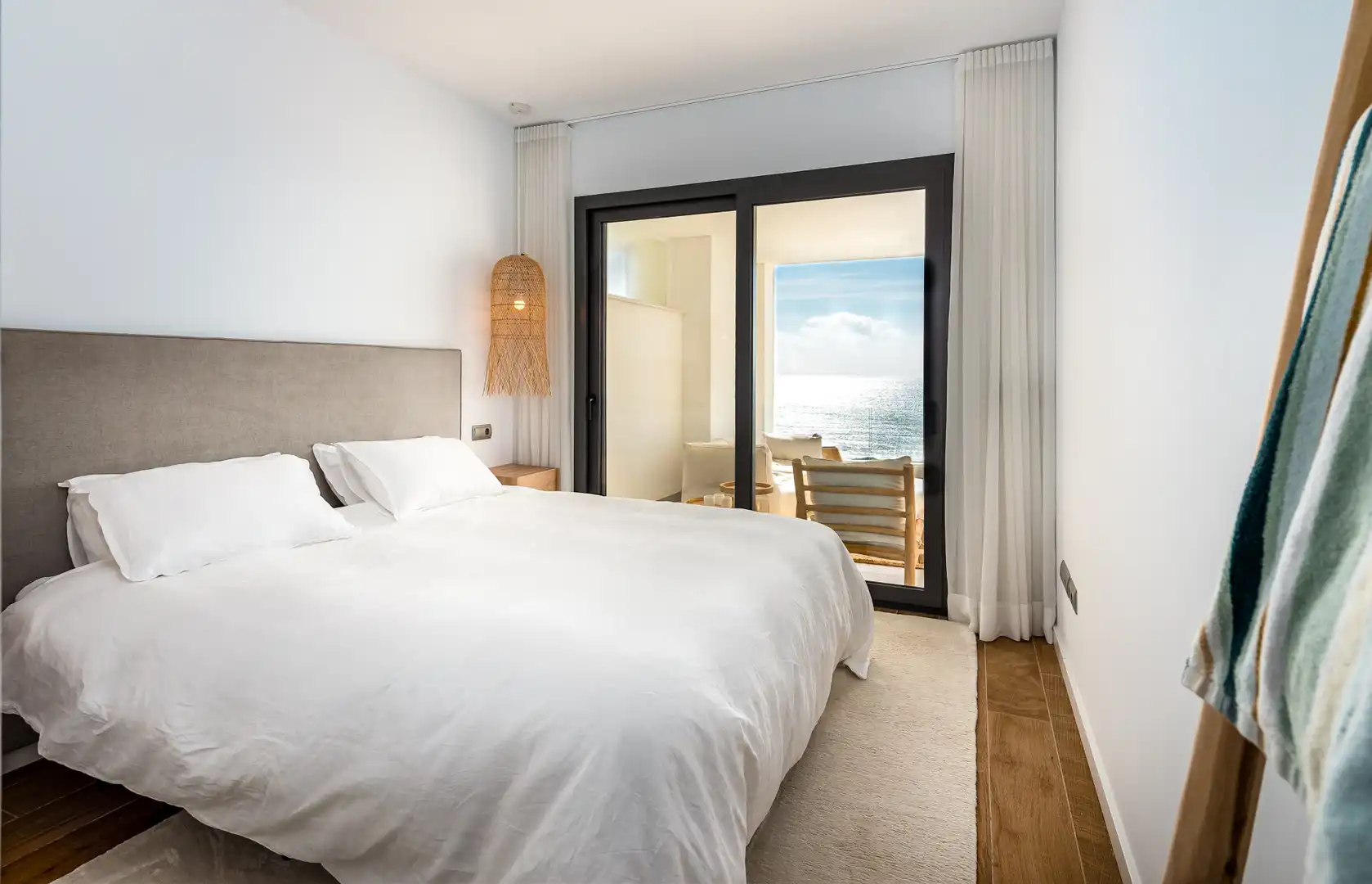 Schlafzimmer von Wohnungen zum Verkauf in La Alcaidesa mit Klimaanlage, Terrasse und Abstellraum