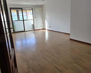 Living room of Flat for sale in  Valencia Capital  with Air Conditioner, Parquet flooring and Balcony