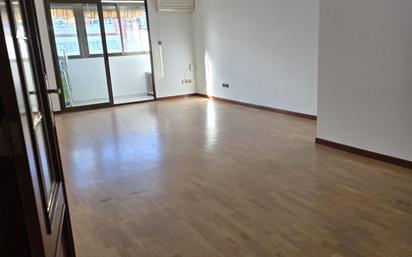 Living room of Flat for sale in  Valencia Capital  with Air Conditioner, Parquet flooring and Balcony