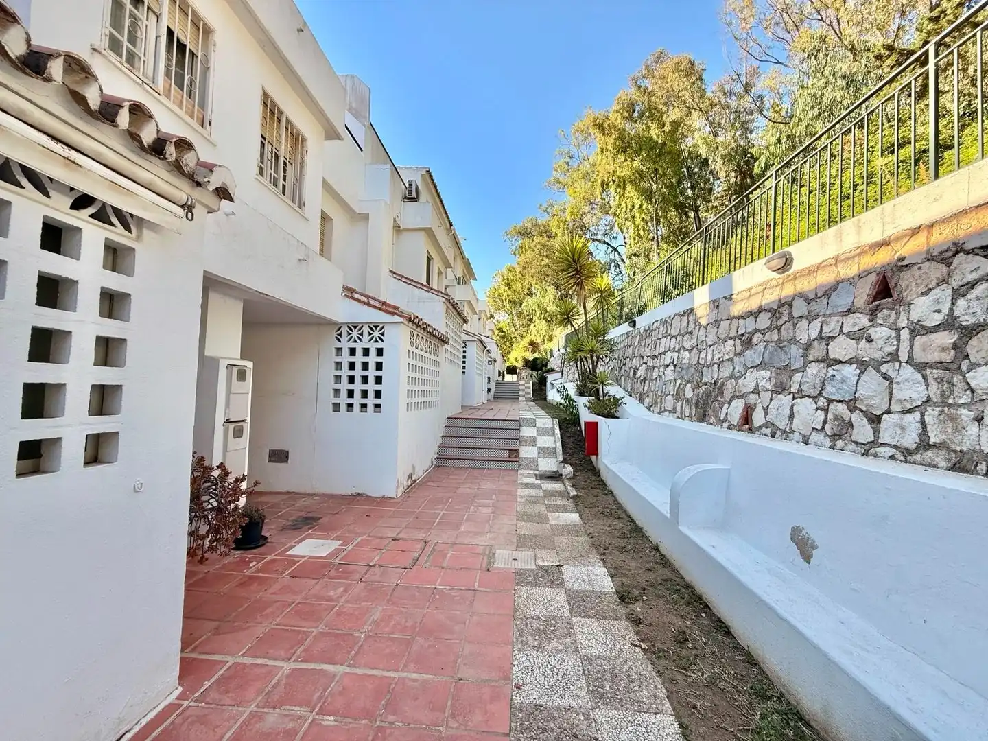 Vista exterior de Casa adosada en venta en Mijas con Aire acondicionado, Jardín privado y Terraza