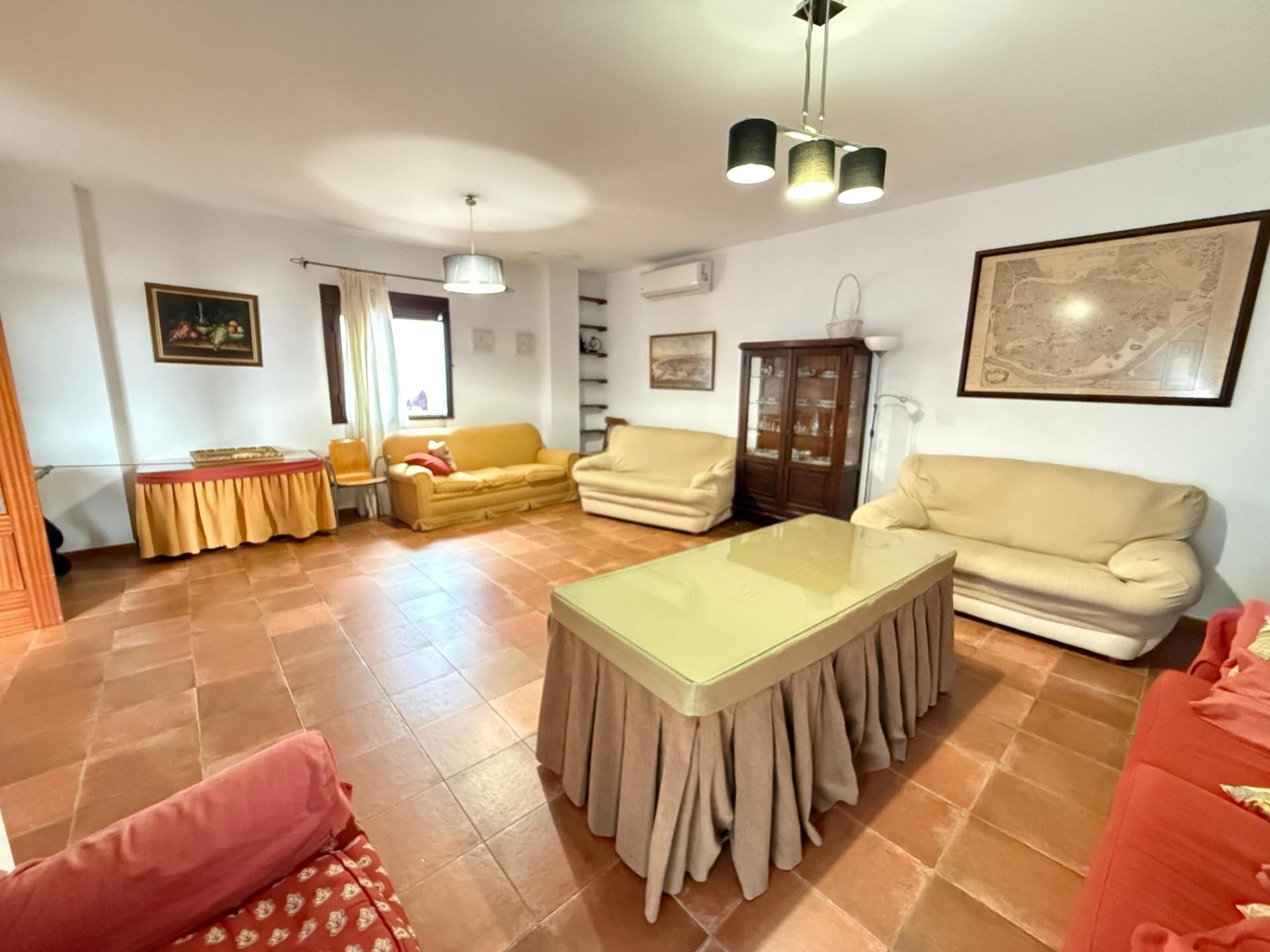 Sala d'estar de Casa o xalet de lloguer en Utrera amb Aire condicionat