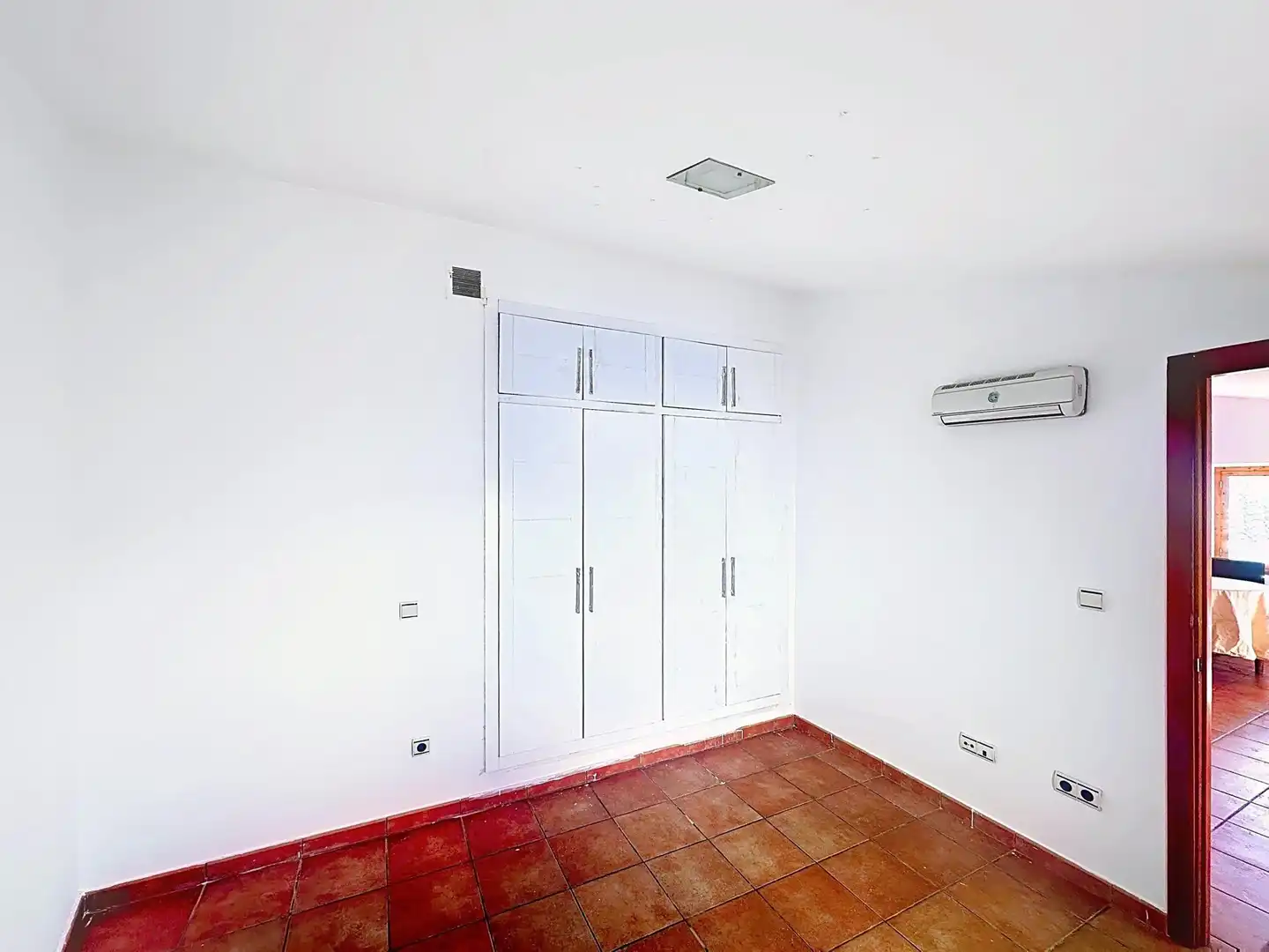 Dormitori de Casa o xalet en venda en Oliva amb Aire condicionat, Terrassa i Balcó