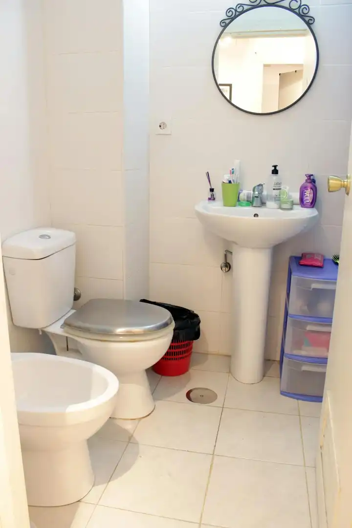 Badezimmer von Wohnung zur untervermieten in Sevilla mit Möbliert, Waschmaschine und Fernseher