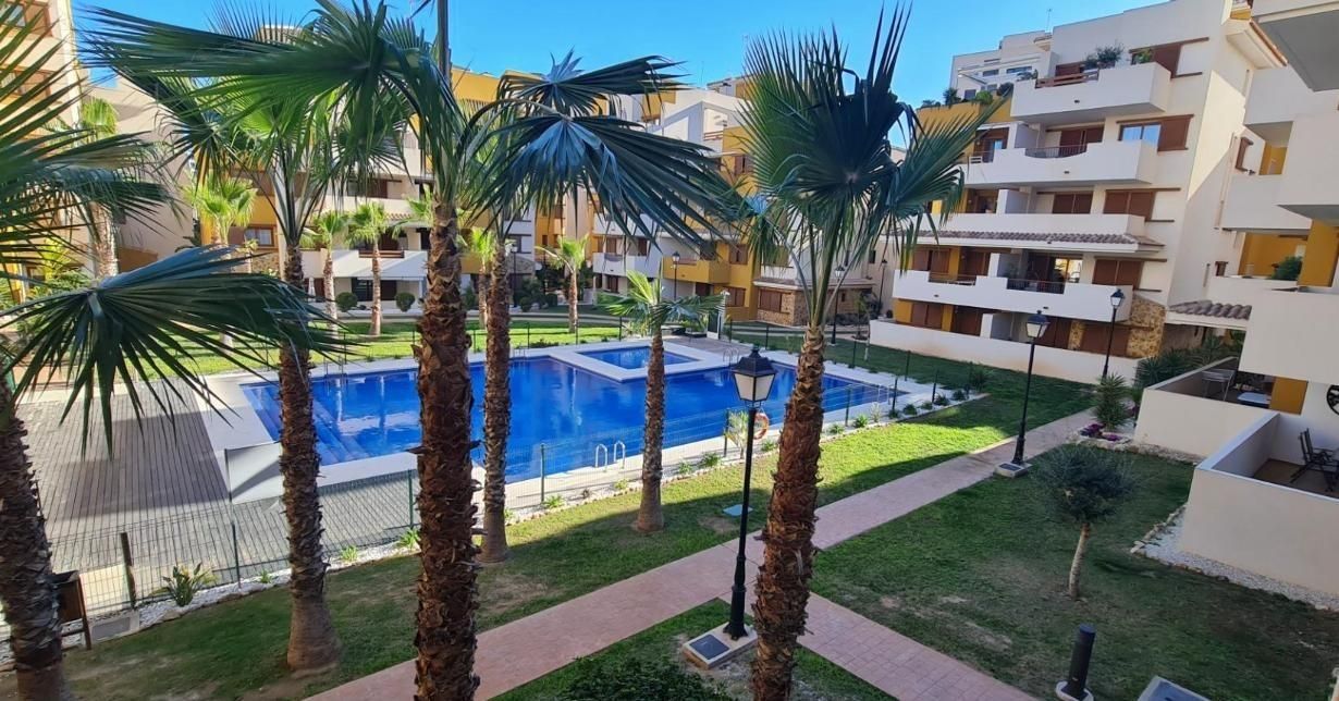 Piscina de Pis en venda en Torrevieja amb Aire condicionat, Jardí privat i Terrassa