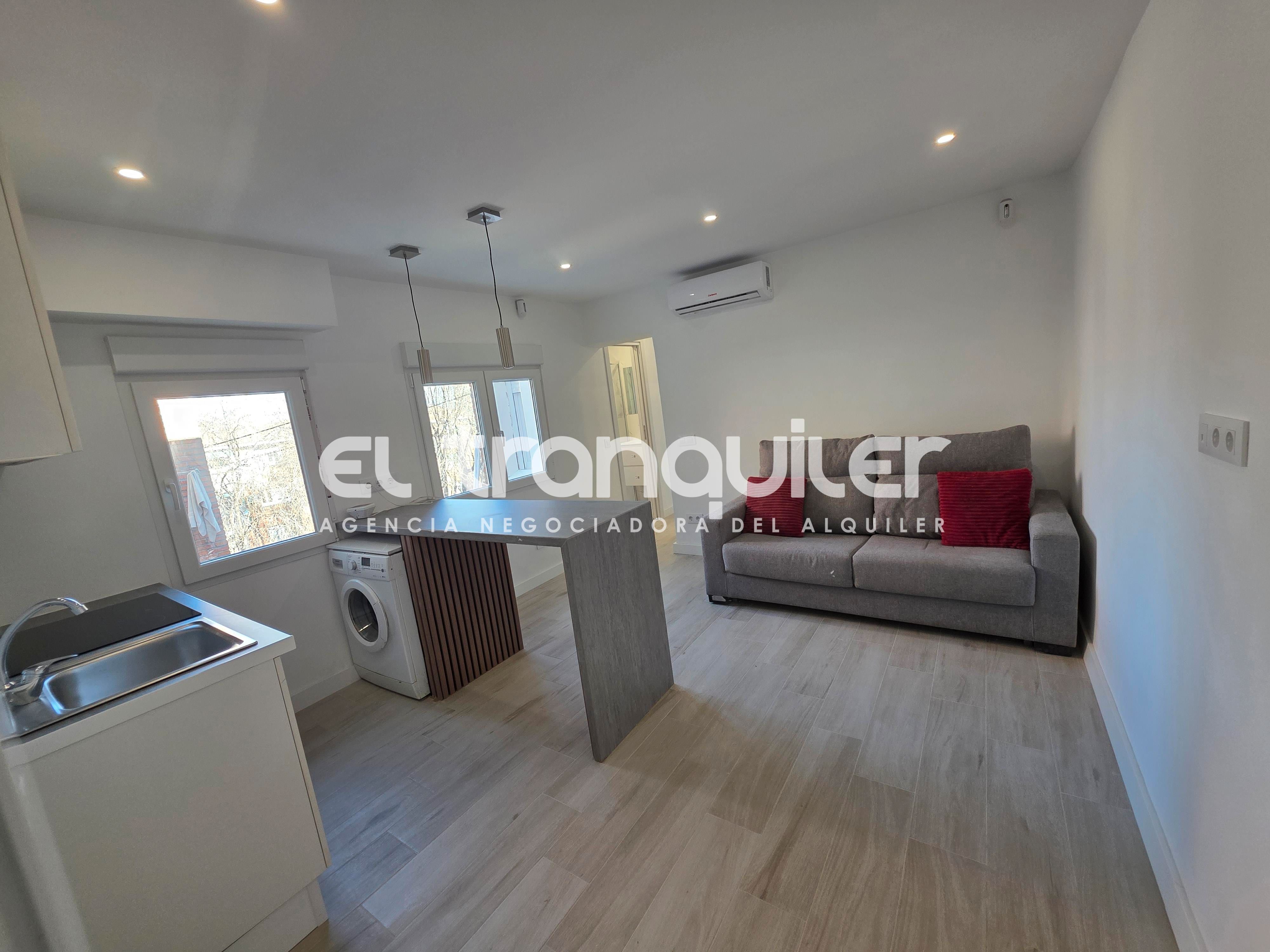 Living room of Flat to rent in  Madrid Capital  with Air Conditioner, Furnished and Washing machine