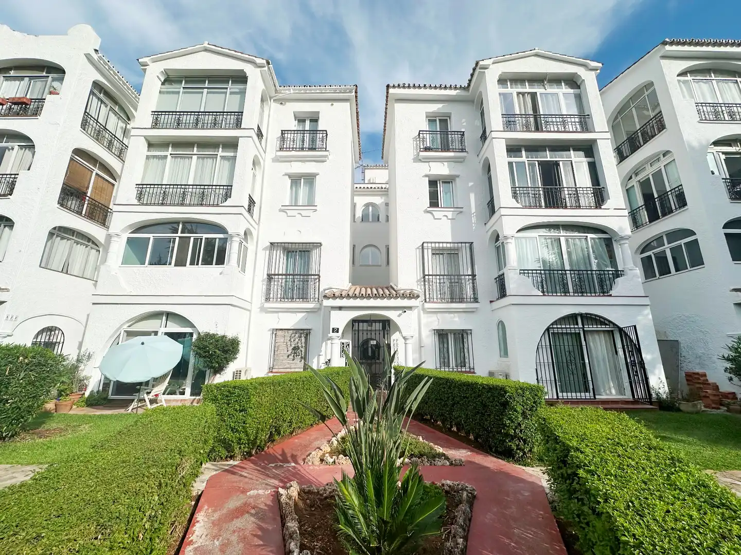 Vista exterior de Apartament en venda en Estepona amb Terrassa i Piscina comunitària