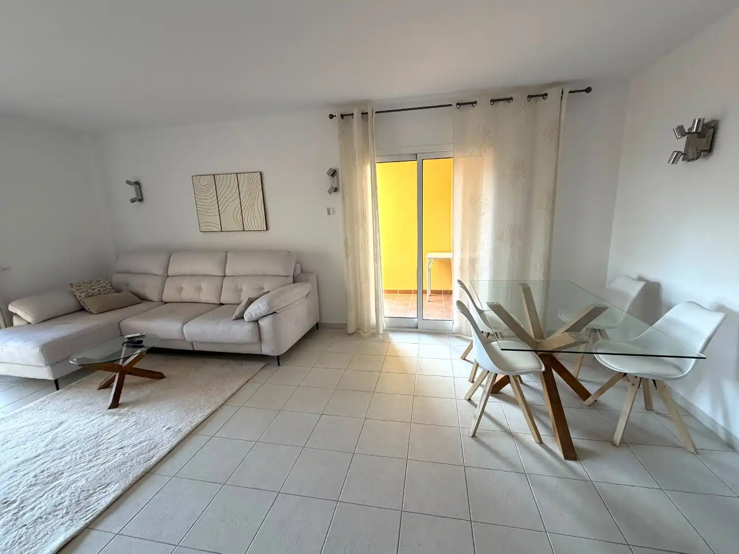 Sala d'estar de Pis de lloguer en Fuengirola amb Aire condicionat, Terrassa i Balcó