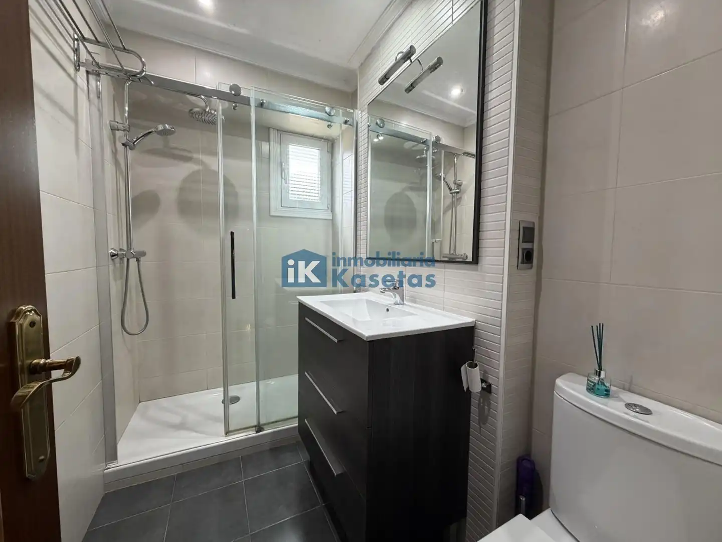 Baño de Piso en venta en Basauri  con Calefacción y Terraza