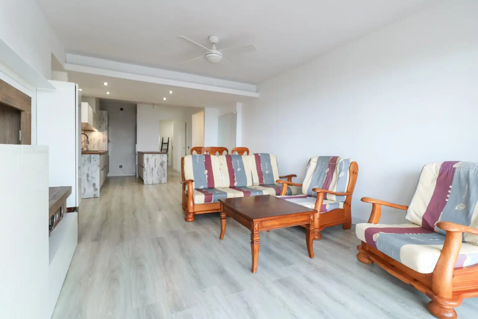 Living room of Flat for sale in Vilanova i la Geltrú  with Air Conditioner, Parquet flooring and Balcony