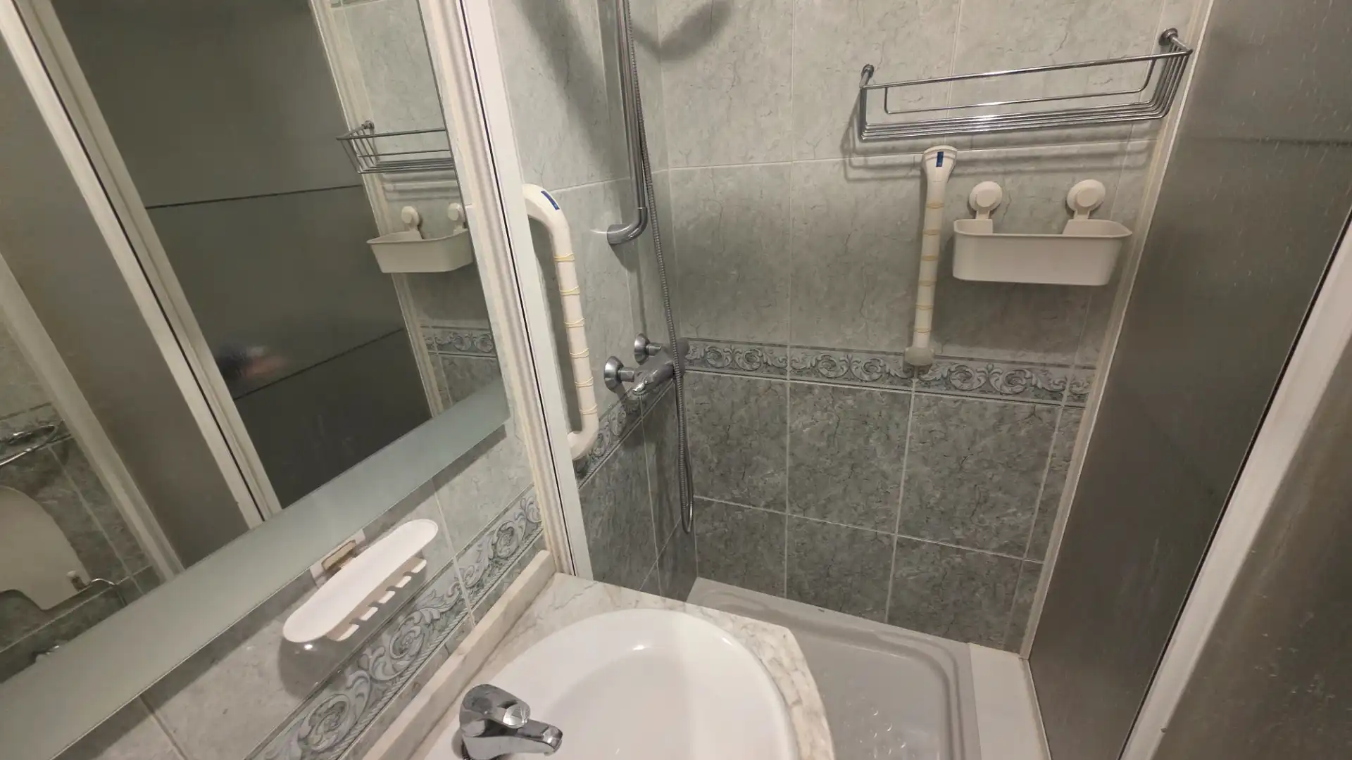 Bathroom of Flat for sale in Madrid  with Parquet flooring and Terrace