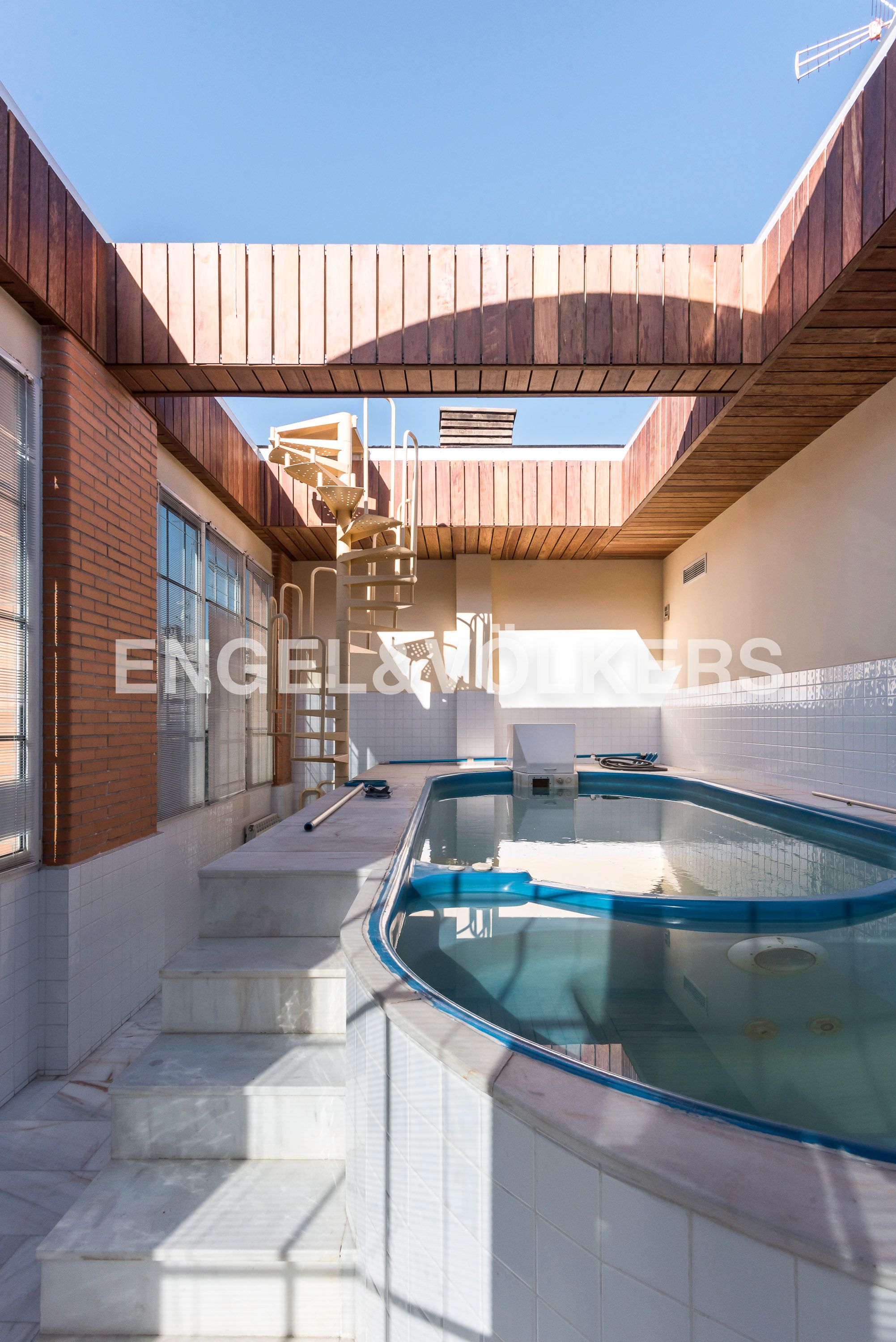 Piscina de Casa o xalet en venda en  Madrid Capital amb Aire condicionat, Calefacció i Jardí privat