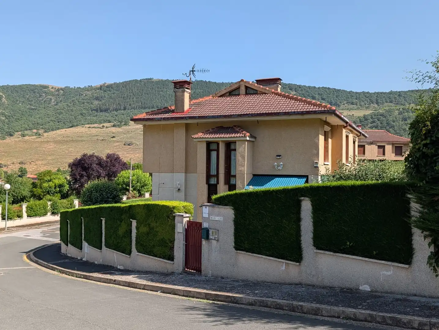 Außenansicht von Haus oder Chalet zum Verkauf in Zorraquín mit Heizung, Privatgarten und Terrasse