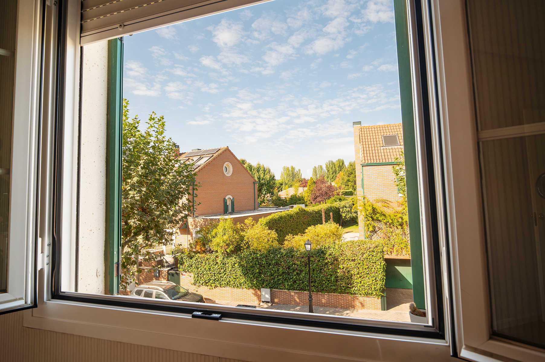 Vista exterior de Casa adosada en venda en La Moraleja amb Aire condicionat, Calefacció i Jardí privat