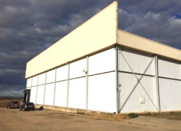 Vista exterior de Nau industrial de lloguer en Valencia de Don Juan amb Alarma