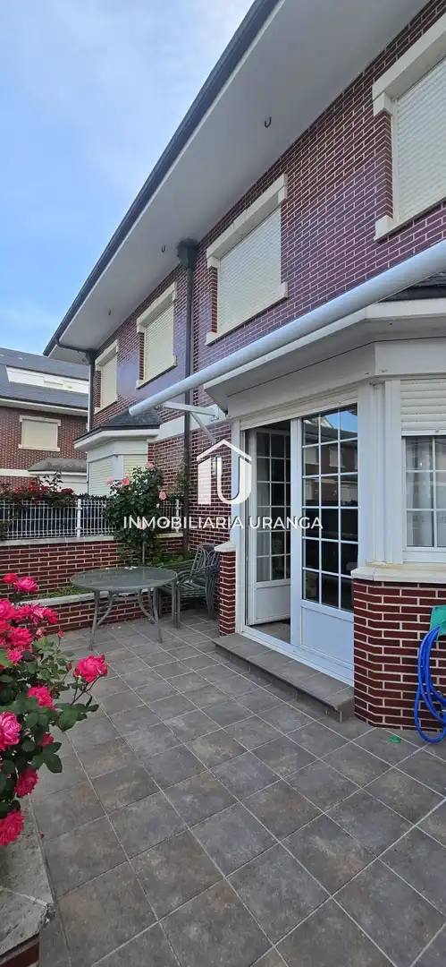 Vista exterior de Casa o chalet en venta en Laredo con Calefacción, Terraza y Amueblado