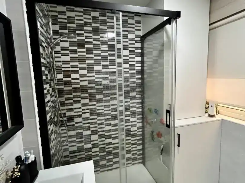 Badezimmer von Wohnungen zur Miete in Arzúa mit Parkett, Möbliert und Balkon