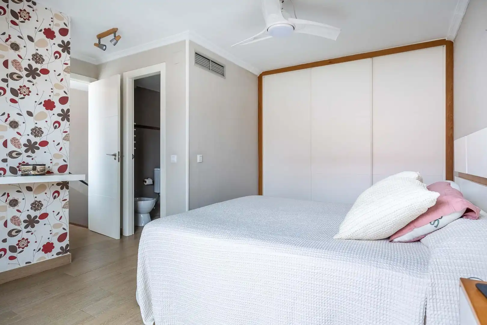 Bedroom of Houses for sale in Sevilla  with Air Conditioner, Private garden and Storage room