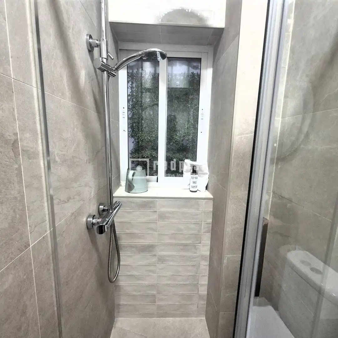 Bany de Apartament en venda en Sevilla amb Aire condicionat, Moblat i Alarma