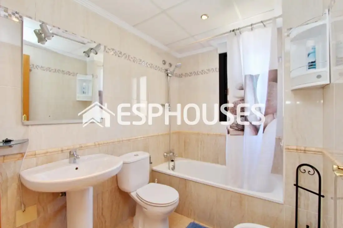 Baño de Apartamento en venta en Guardamar del Segura con Aire acondicionado, Calefacción y Terraza