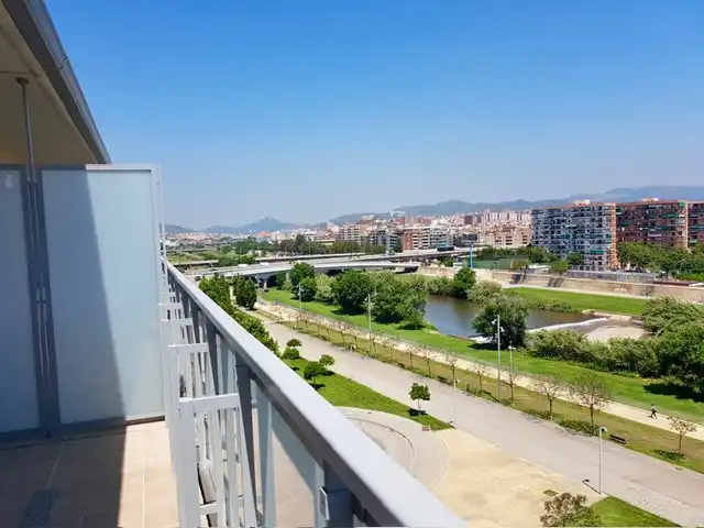 Vista exterior de Àtic de lloguer en Sant Adrià de Besòs amb Aire condicionat, Calefacció i Parquet