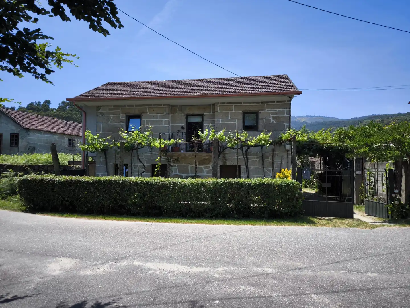 Vista exterior de Casa o xalet en venda en Arbo amb Calefacció, Jardí privat i Moblat