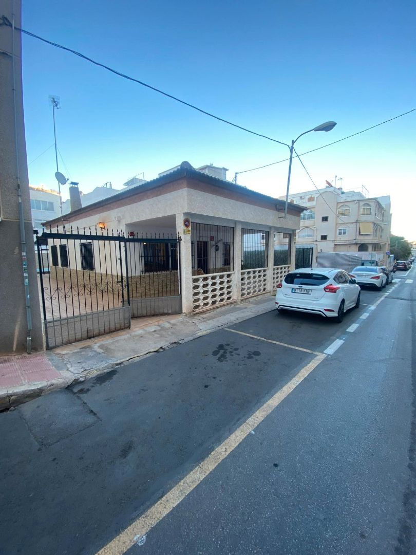 Vista exterior de Casa o xalet en venda en Torrevieja amb Moblat