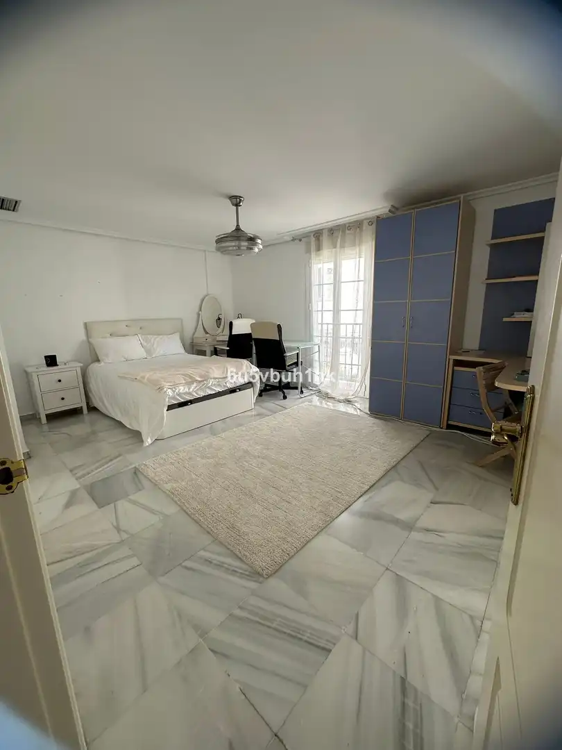 Dormitori de Casa adosada de lloguer en Marbella amb Aire condicionat, Jardí privat i Piscina
