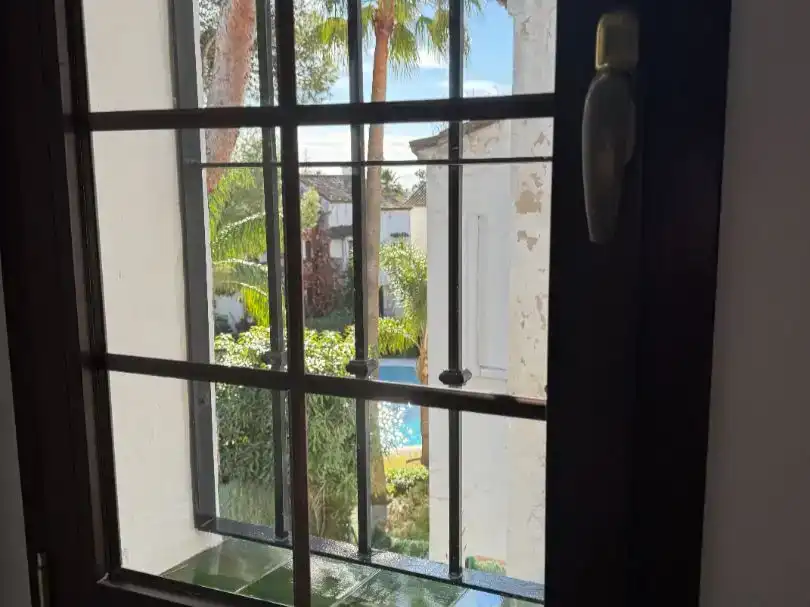Vista exterior de Pis en venda en Marbella amb Piscina i Balcó