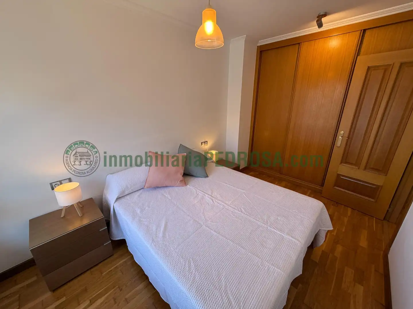 Schlafzimmer von Wohnungen zur Miete in Poio mit Heizung, Abstellraum und Möbliert