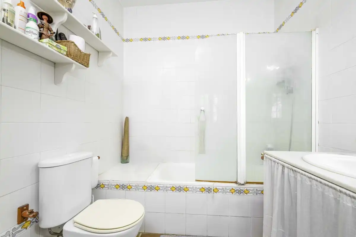 Bany de Casa o xalet en venda en Bollullos de la Mitación amb Aire condicionat, Calefacció i Jardí privat