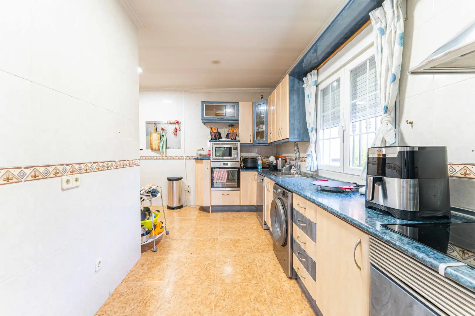 Cuina de Casa o xalet en venda en Sevilla la Nueva amb Aire condicionat, Calefacció i Jardí privat