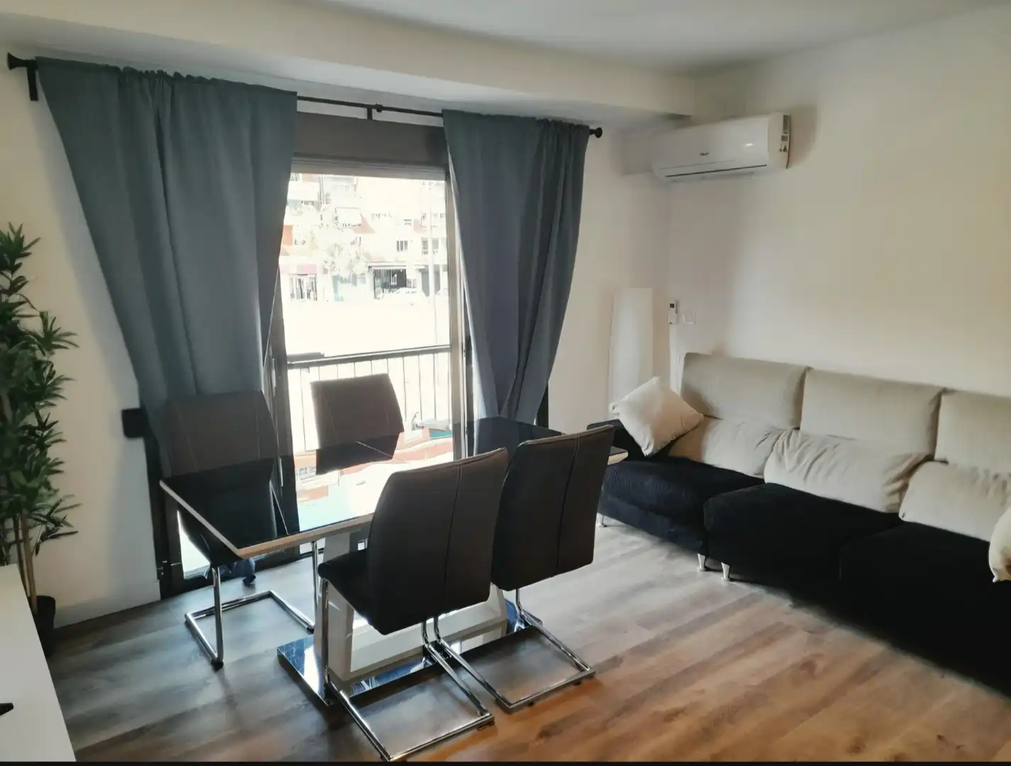 Living room of Flat for sale in Valencia  with Air Conditioner, Parquet flooring and Balcony