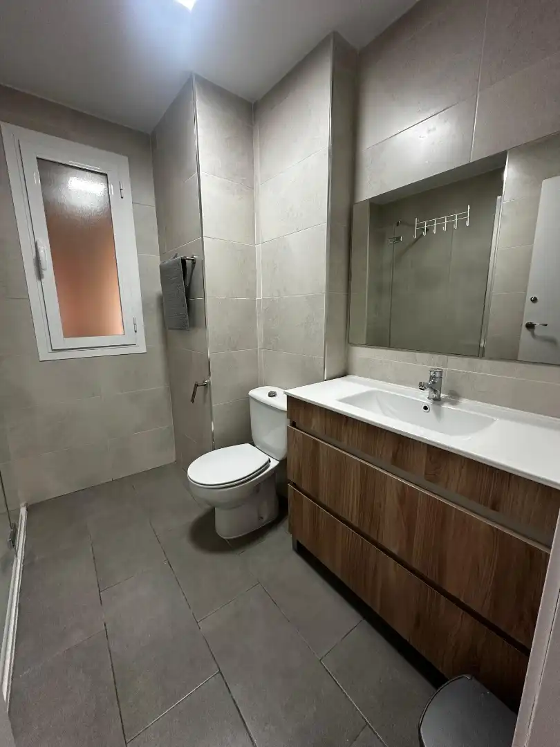 Badezimmer von Wohnung zur Miete in Jaén mit Klimaanlage und Möbliert